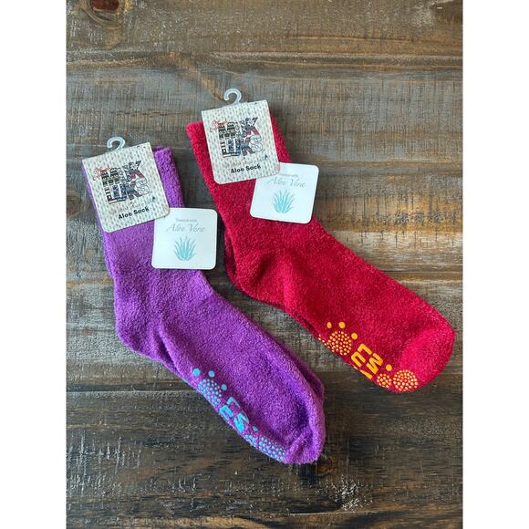 NWT Muk Luk The Original Aloe Socks OSFM 2 Pairs Red Purple Non Slip - Picture 6 of 6